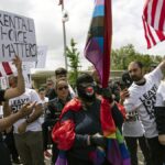 "بچه های ما را تنها بگذارید": اعتراض به تجمع ماه غرور در مدرسه لس آنجلس به خشونت تبدیل شد